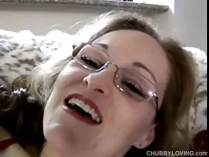 აღშფოთებული ქერა ლეს ...