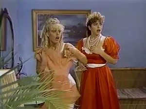 გოგონა იცვლება მისი  ...