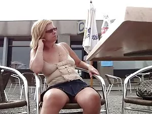 ახალგაზრდა ბიჭი მოყვ ...