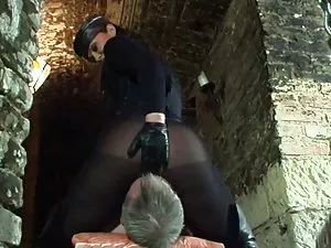 ახალგაზრდა შავგვრემა ...