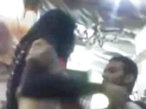 ლამაზი ქალის თეთრეულ ...